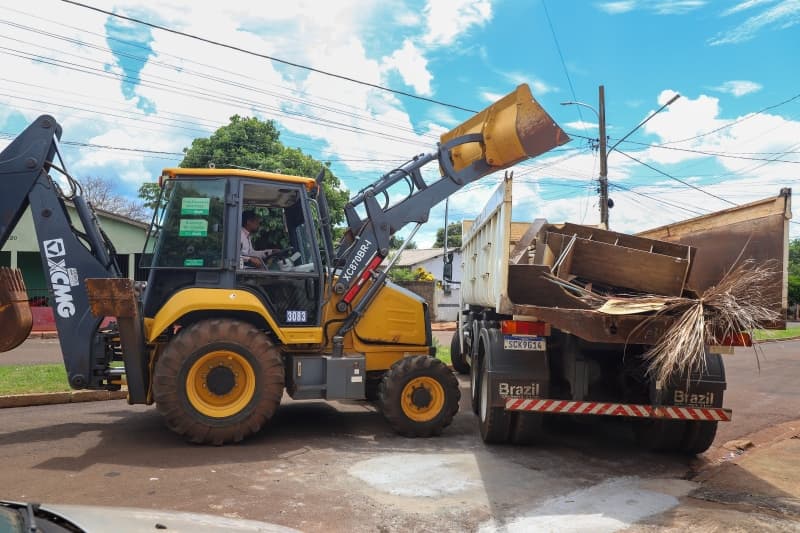 Educacao entrega novos onibus escolares